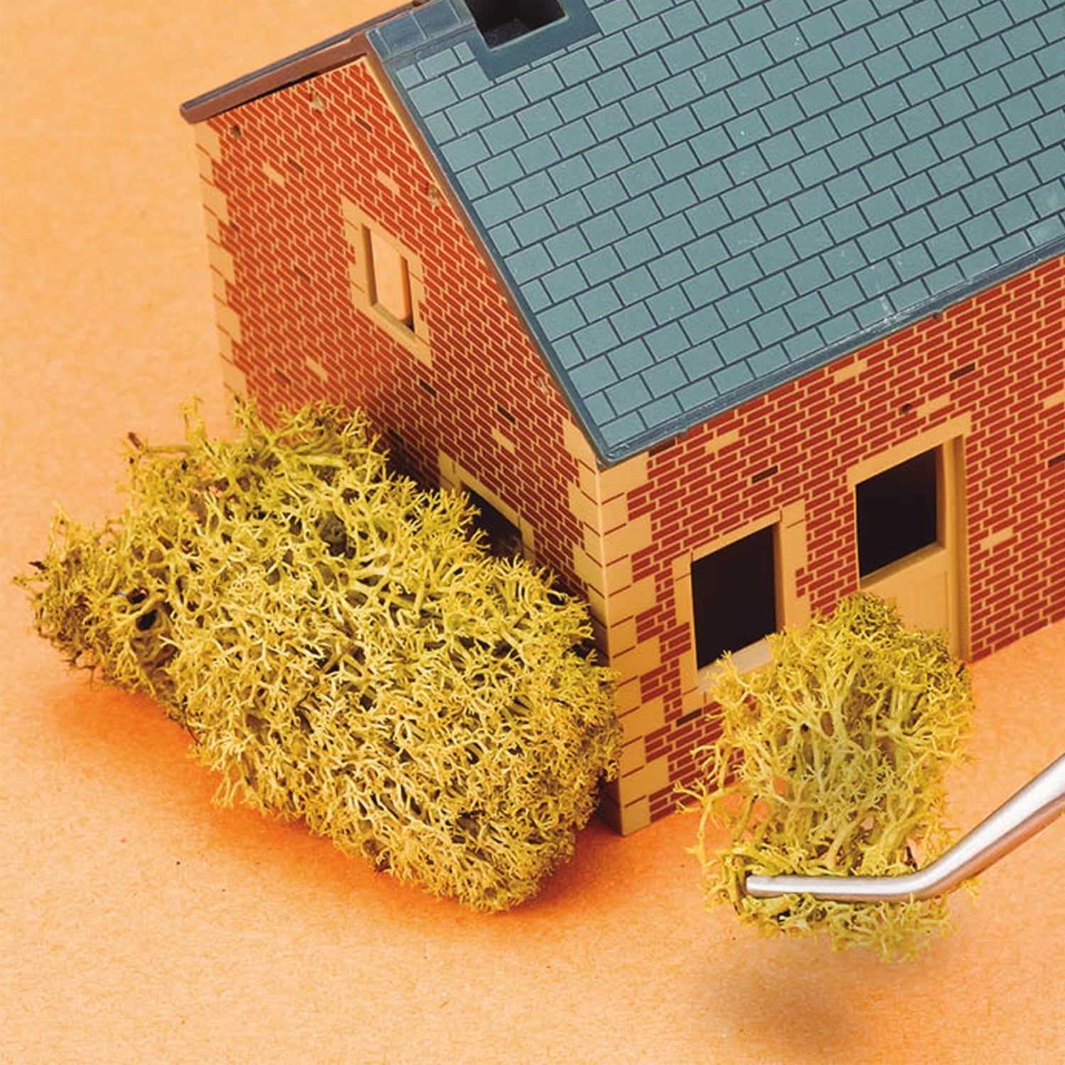 Vallejo Tools Curved Tip Stainless Steel Tweezers (175 mm) Vallejo at Urbanlystore