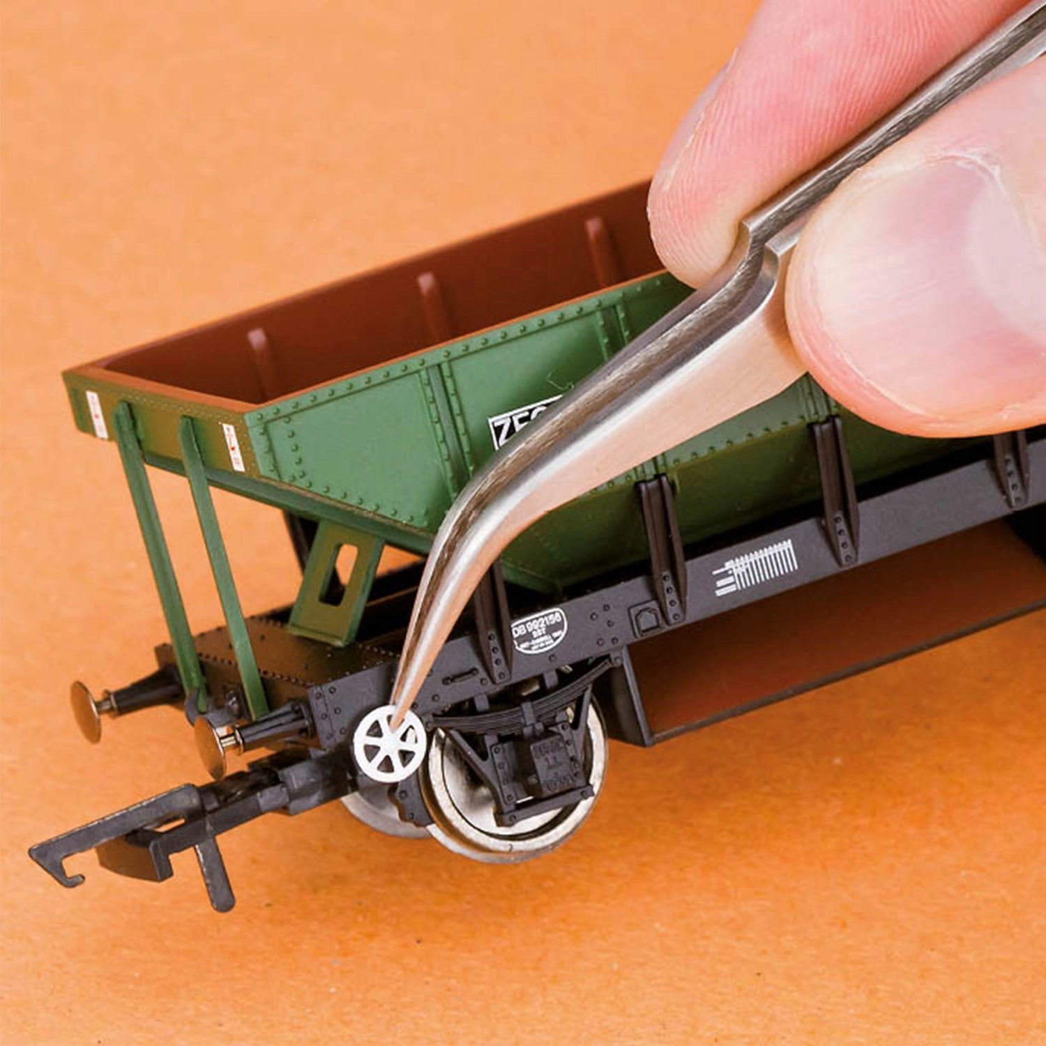 Vallejo Tools Extra Fine Curved Tweezers (115 mm) Vallejo at Urbanlystore